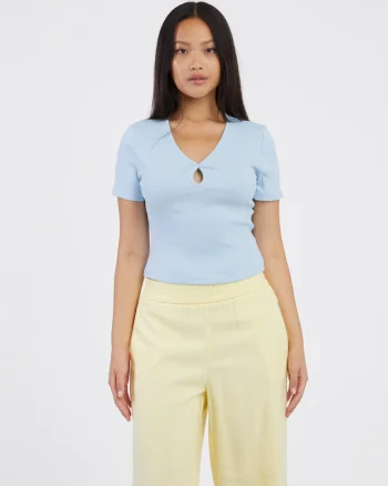 Tricou cu decolteu in V si decupaj decorativ