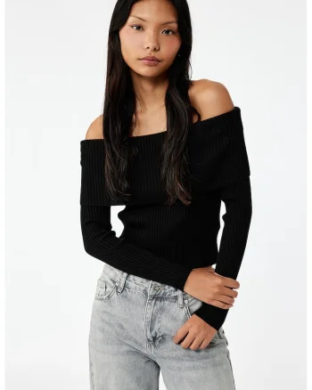 Pulover cu decolteu pe umeri si aspect striat, Negru