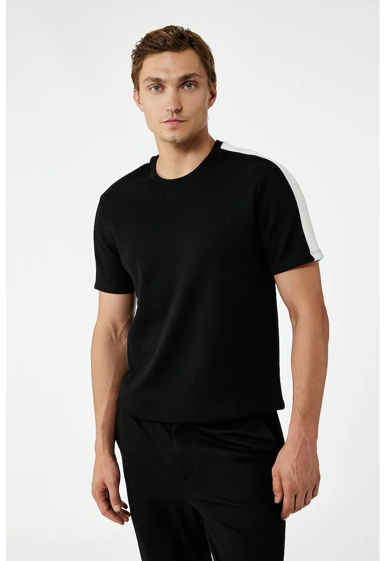 Tricou cu decolteu la baza gatului si maneci cu benzi contrastante, Negru
