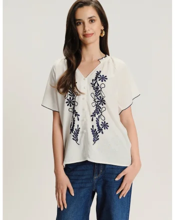Bluza cu flori brodate si nasturi, Alb fildes/Albastru ultramarin