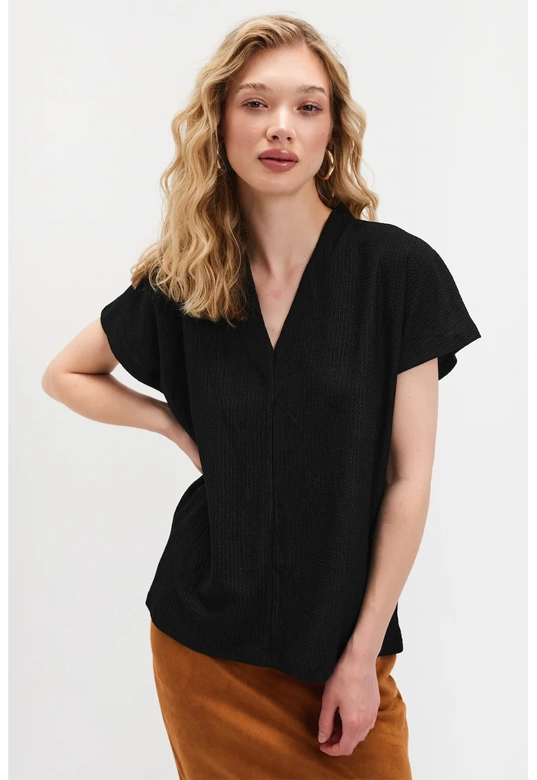 Tricou lejer cu decolteu la baza gatului, Negru