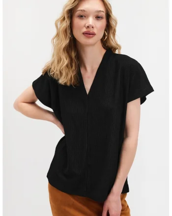 Tricou lejer cu decolteu la baza gatului, Negru
