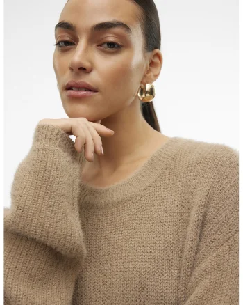 Pulover lejer si pufos cu decolteu barcuta, Maro camel