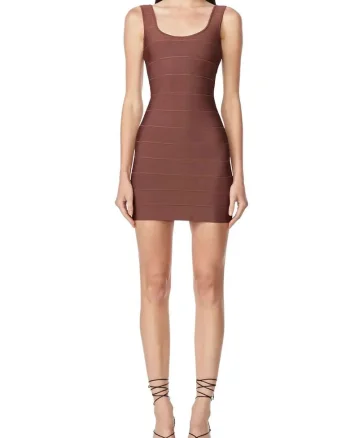 Rochie mini realizata din bandajul emblematic, conceputa pentru a modela si sculpta corpul, Maro