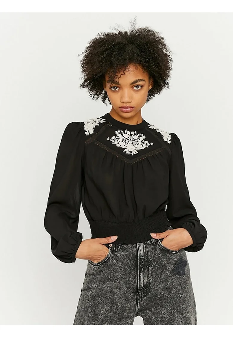 Bluza scurta cu detalii brodate,