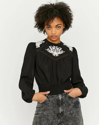 Bluza scurta cu detalii brodate,