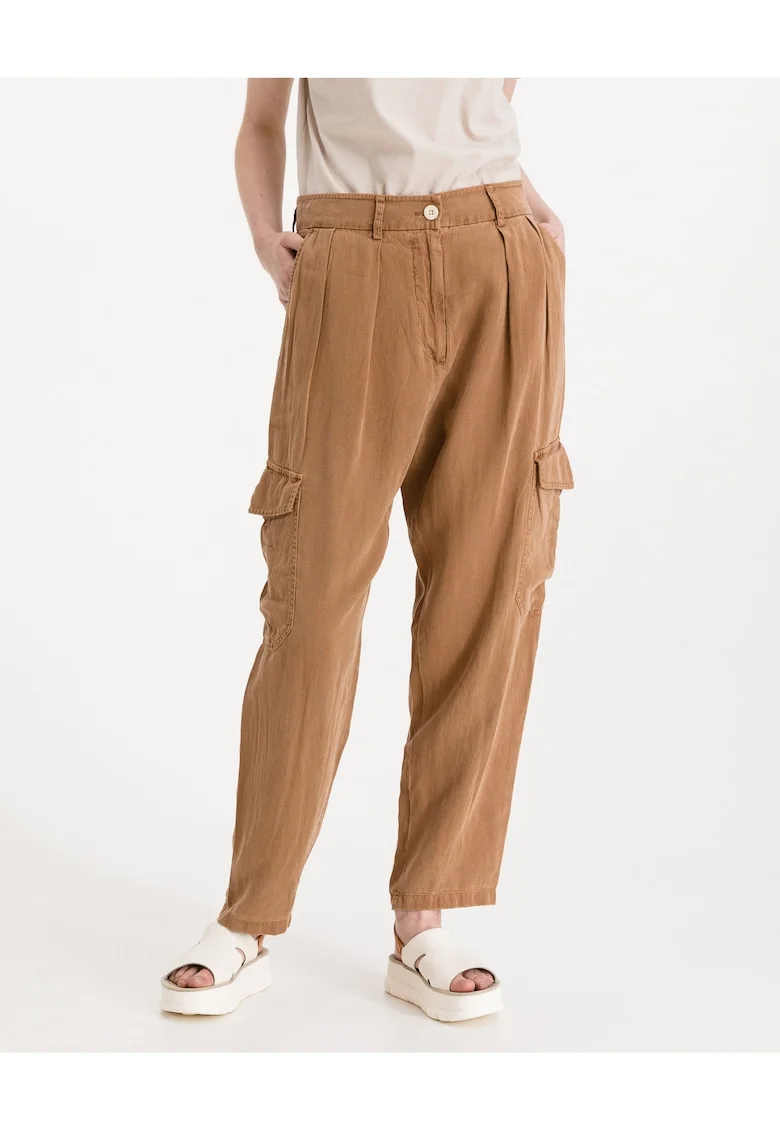 Pantaloni cu croiala lejera si buzunare