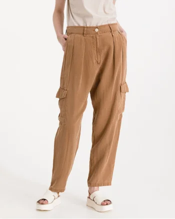 Pantaloni cu croiala lejera si buzunare