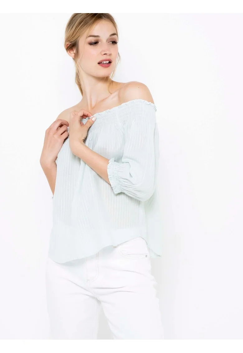 Bluza in dungi pe umeri