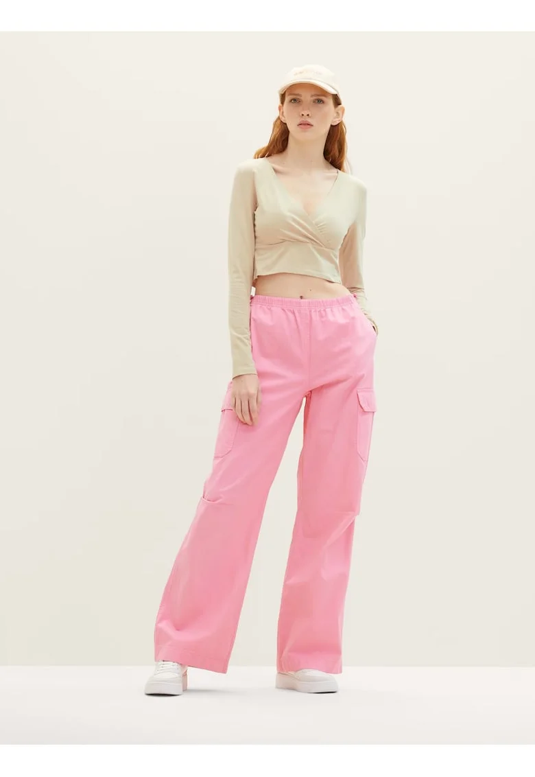 Pantaloni cu croiala ampla si buzunare