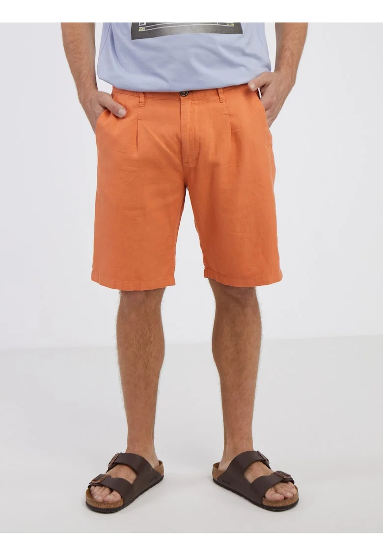 Pantaloni scurti din amestec de in si bumbac .