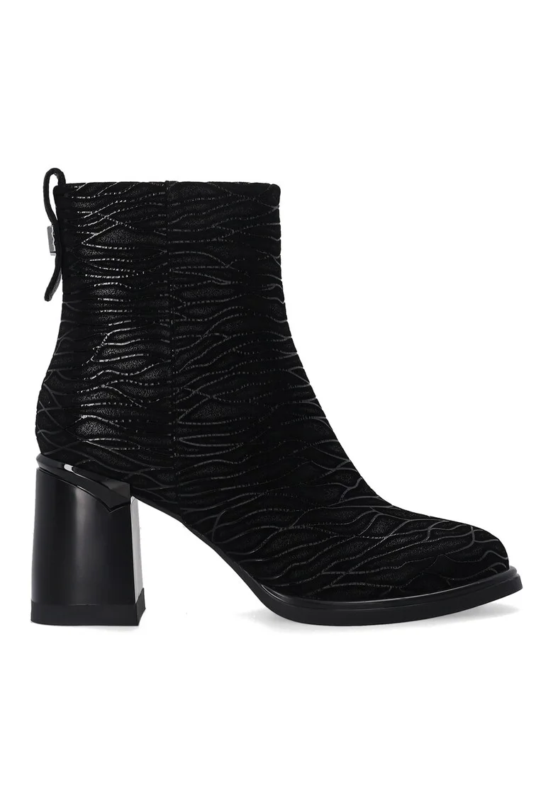Botine din piele intoarsa cu model