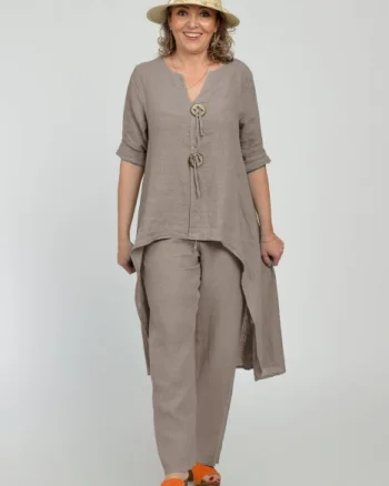 Compleu din in, cu nasturi decorativi, cu pantaloni si bluza tunica mai lunga in spate, bej inchis