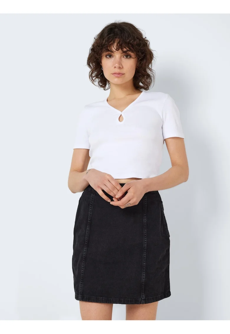 Tricou scurt cu decolteu in V si detaliu decupat,