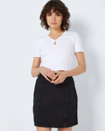 Tricou scurt cu decolteu in V si detaliu decupat,
