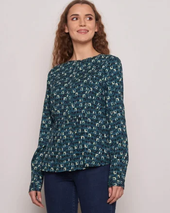 Bluza cu model si decolteu la baza gatului
