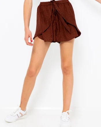 Pantaloni scurti lejeri cu design petrecut