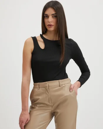 Bluza cu decolteu pe un umar si model uni,