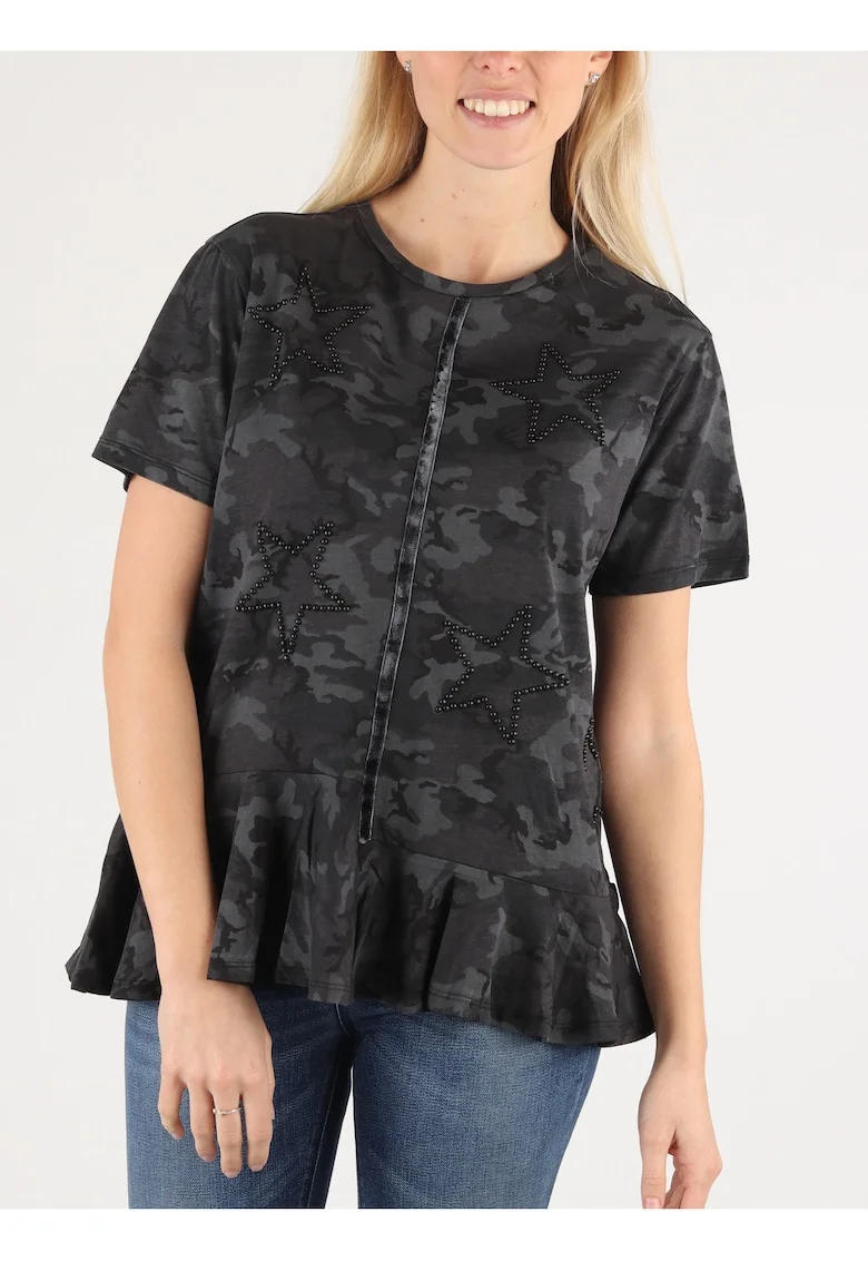 Tricou din bumbac cu model camuflaj si volane,