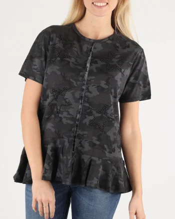 Tricou din bumbac cu model camuflaj si volane,