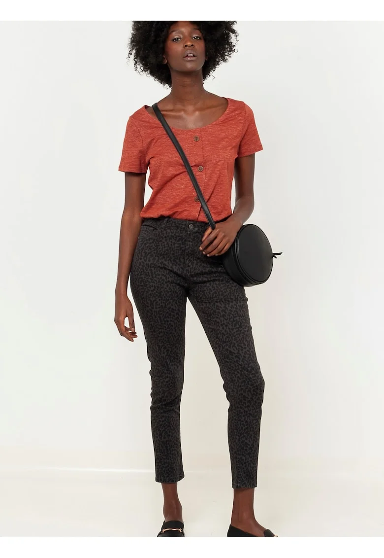 Pantaloni crop slim fit cu model animal print,