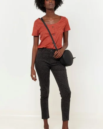 Pantaloni crop slim fit cu model animal print,