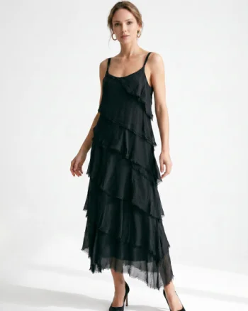 Rochie lunga din matase si vascoza cu volane suprapuse oblic si croi vaporos, neagra