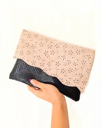 Plic negru si roz pudra , din piele naturala cu efect dantelat  ,handmade ,unicat