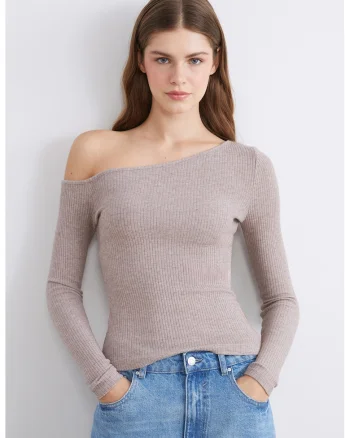 Bluza striata cu decolteu pe un umar, Bej