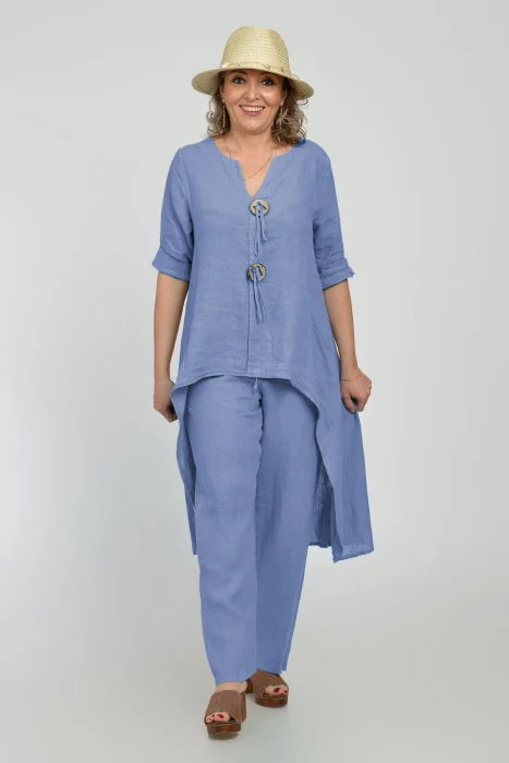 Compleu din in, cu nasturi decorativi, cu pantaloni si bluza tunica mai lunga in spate, albastru lavanda