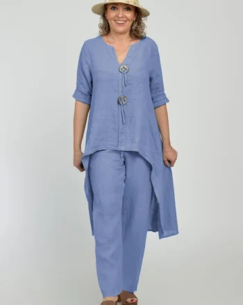 Compleu din in, cu nasturi decorativi, cu pantaloni si bluza tunica mai lunga in spate, albastru lavanda
