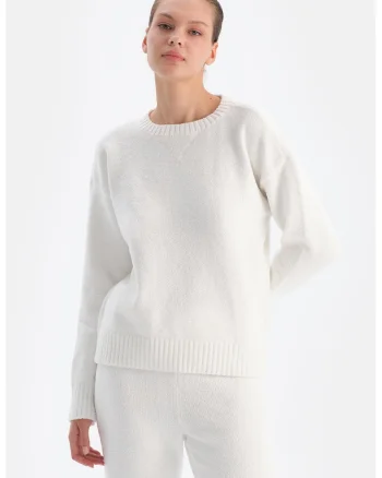 Pulover cu decolteu la baza gatului si model uni, Alb