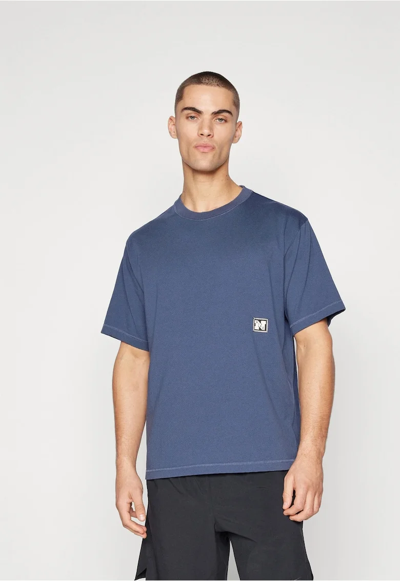Tricou cu decolteu la baza gatului,