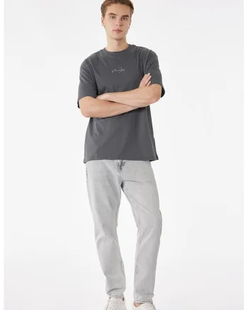 Tricou cu decolteu la baza gatului si model text, Gri marmorat