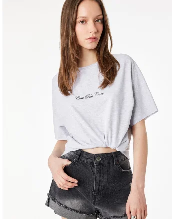 Tricou cu imprimeu text si terminatie asimetrica, Gri deschis