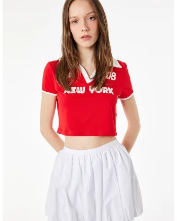 Tricou polo crop cu imprimeu text, Alb optic/Rosu aprins