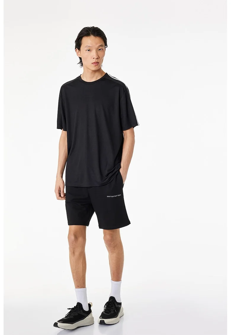 Tricou cu decolteu la baza gatului si segmente laterale contrastante, Negru