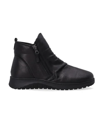 Botine de dama din piele, izolate, cu partea superioara incretita