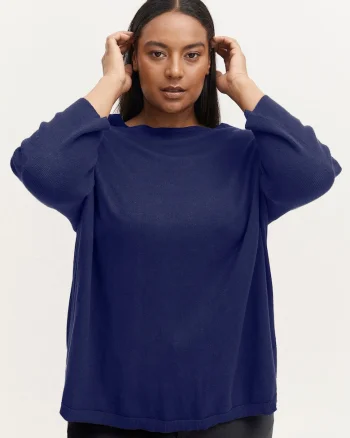 Pulover din tricot fin cu decolteu barcuta,