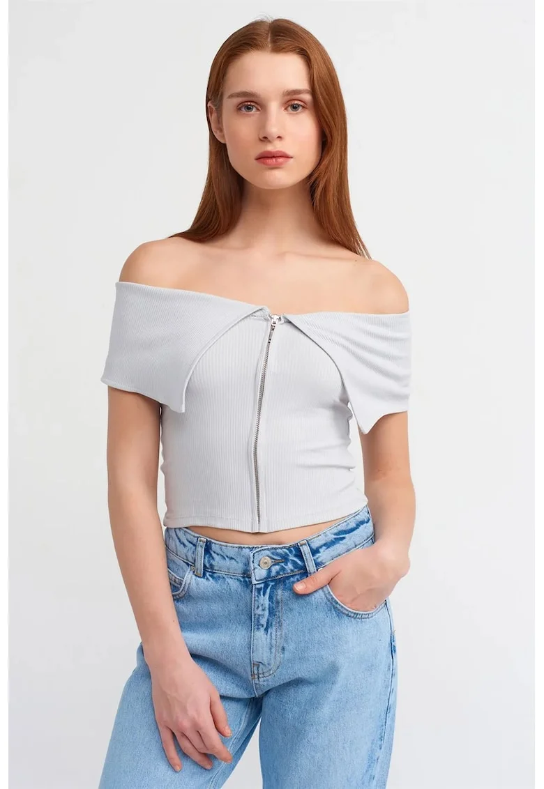 Tricou crop dama  slim fit, alb praf, bumbac cu elastan, decolteu off-shoulder, fermoar