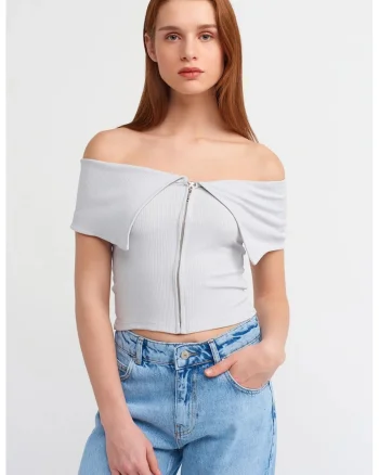 Tricou crop dama  slim fit, alb praf, bumbac cu elastan, decolteu off-shoulder, fermoar