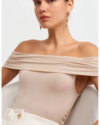 Bluza dama,  bluza slim fit cu umeri goi, bej natural, drapaj, 92% viscoza, 8% elastan