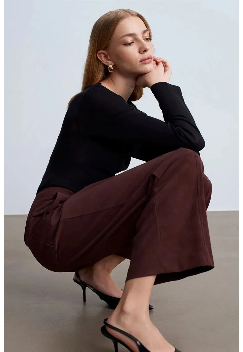 Pantaloni dama,  cu talie inalta, croiala larga, maro mocha inchis, imitatie de piele intoarsa