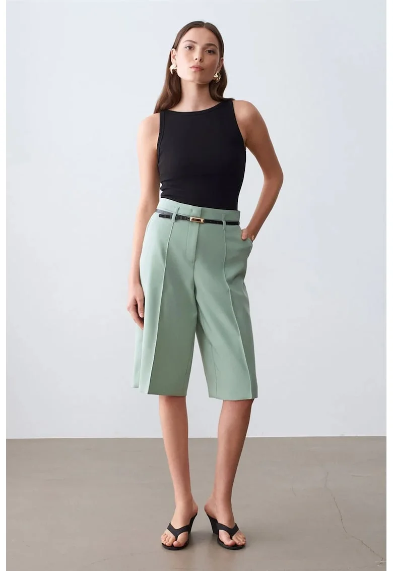 Pantaloni scurti,  talie inalta, picior larg, cu curea, Verde menta, crep
