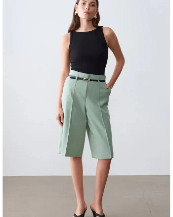 Pantaloni scurti,  talie inalta, picior larg, cu curea, Verde menta, crep