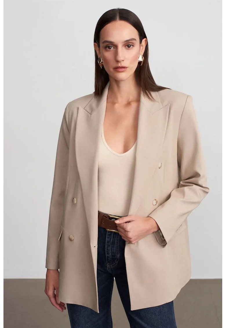 Sacou lung din crep  bej natural, cu buton, pentru femei