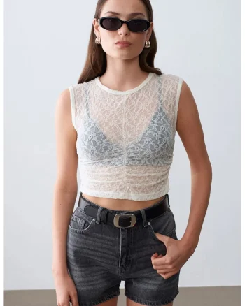 Bluza dama,  fara maneci, slim fit, alb prafuit, tricotata cu dantela