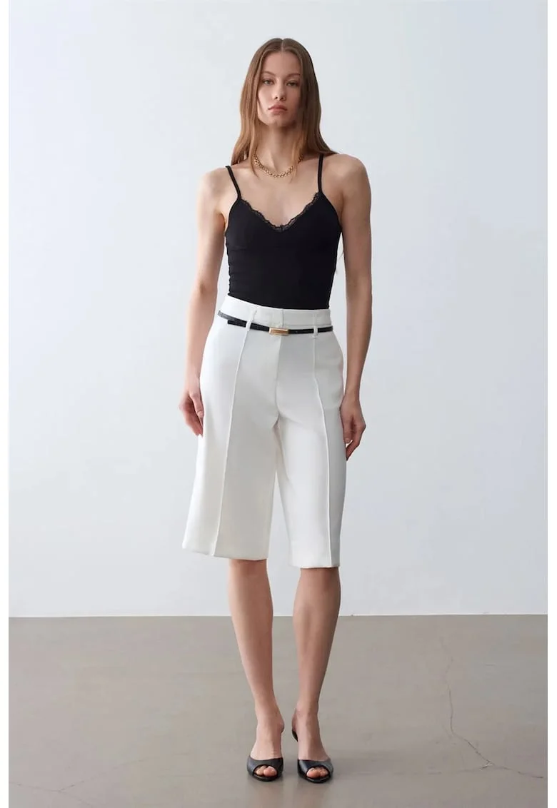 Pantaloni scurti dama,  talie inalta, croiala larga, alb prafuit, crep