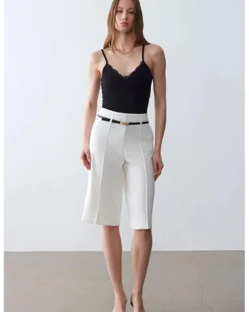 Pantaloni scurti dama,  talie inalta, croiala larga, alb prafuit, crep