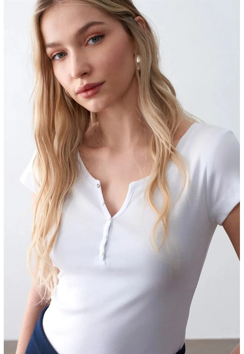 Tricou dama  slim fit, alb, bumbac, maneci scurte, decolteu in U, detaliu buton
